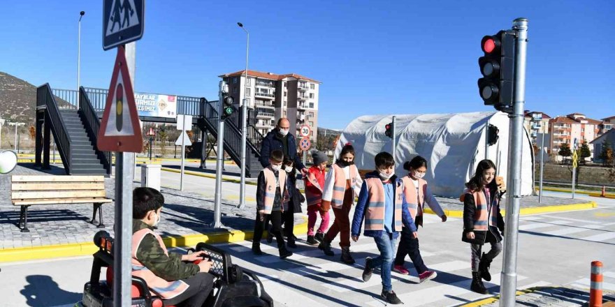 Isparta’da minik öğrenciler trafik kurallarını öğreniyor