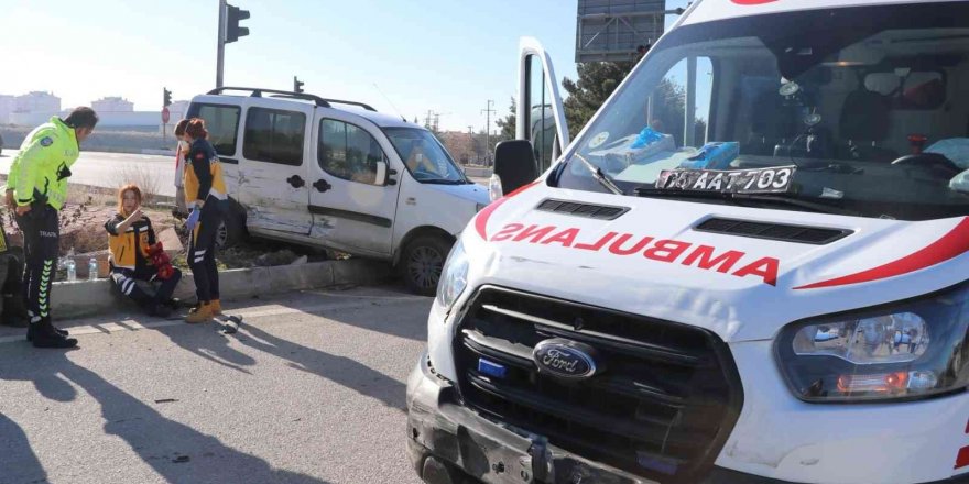 Vakaya giden ambulansla hafif ticari araç çarpıştı