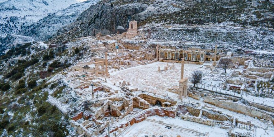 Beyaz örtüyle kaplanan ‘aşklar ve imparatorlar şehri’ görenleri cezbetti