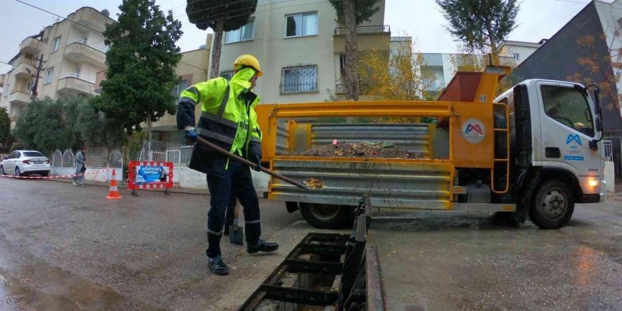 Yağışlara karşı menfez ve ızgaralar temizleniyor