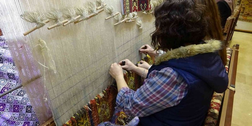 Ispartalı kadınlar halı dokumacılığını tekrar canlandırıyor