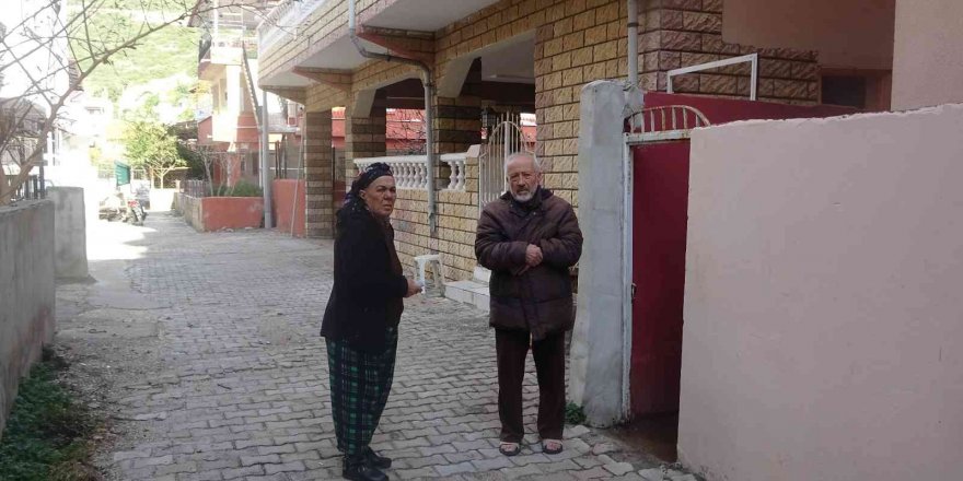 Yaşlı çiftin başına silah ve bıçak dayayıp evi soydular