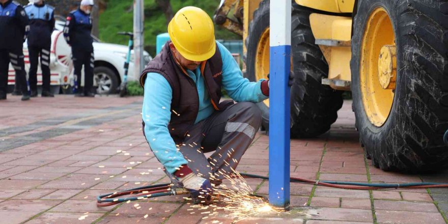 Alanya İskelesi’ndeki kaçak yapılar yıkıldı