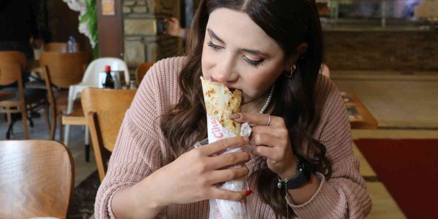 Adana’da yeni trend: "Lahmacun arası kebap"