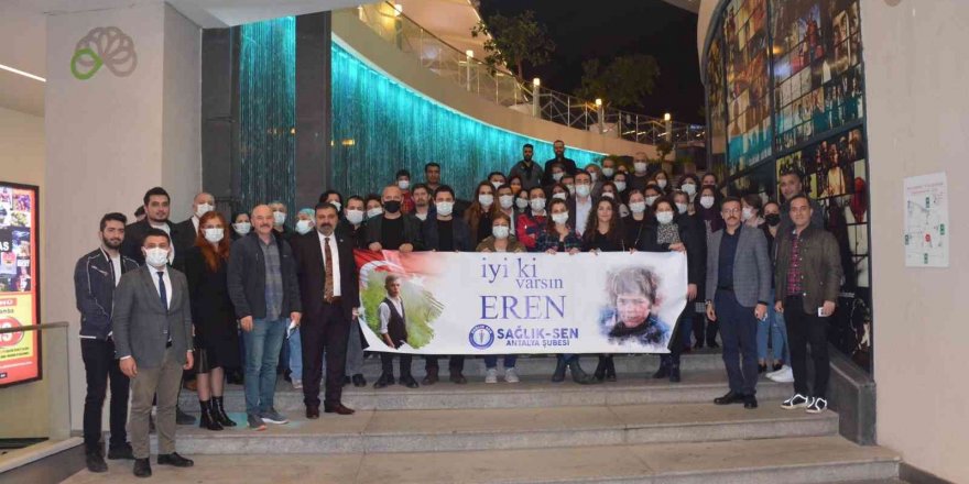 Antalya’da sağlık çalışanları ‘Kesişme: İyi Ki Varsın Eren’  filmini izledi