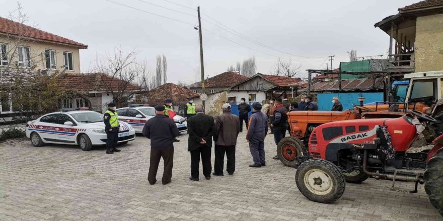 Traktör sürücülerine reflektör dağıtılarak önemi anlatıldı