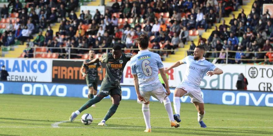 Spor Toto Süper Lig: Alanyaspor: 1 - Medipol Başakşehir: 1 (İlk yarı)