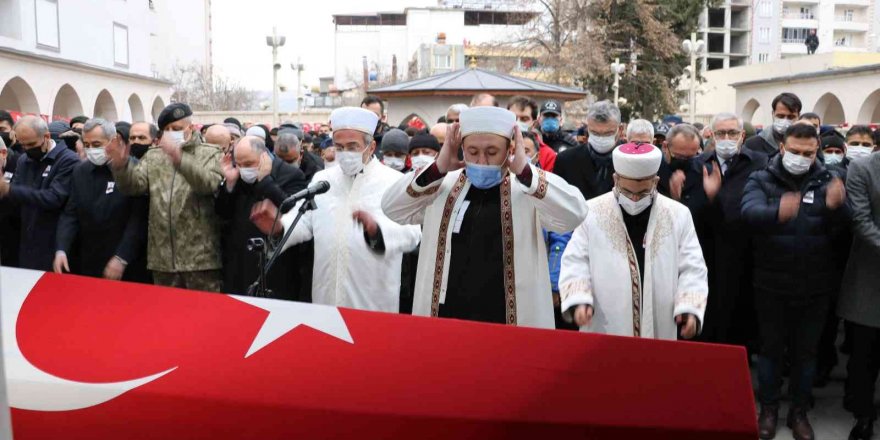 Şehidin cenaze namazını imam ağabeyi kıldırdı