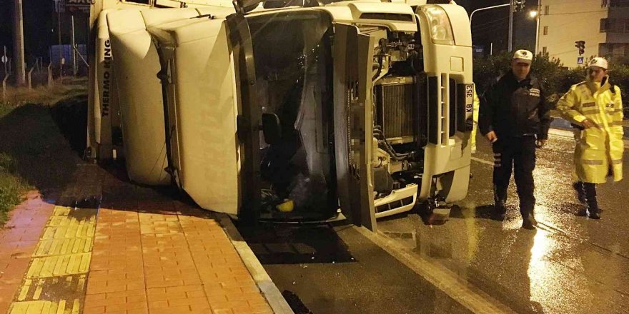 Sağanak yağışta kontrolden çıkan tır devrildi: 1 yaralı