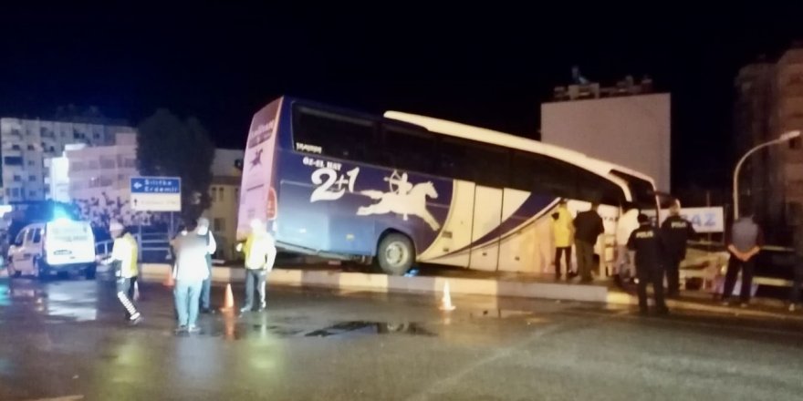 Kaza yapan otobüs köprüde askıda kaldı:2 hafif yaralı