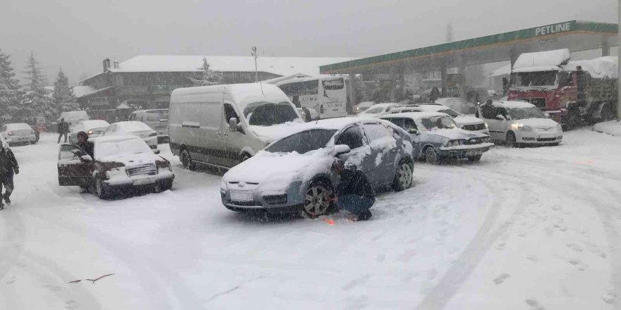 Antalya -Konya karayolunda kar kalınlığı 50 santime ulaştı