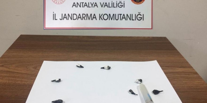 Antalya’dan Kemer’e uyuşturucu madde getirirken yakalandılar