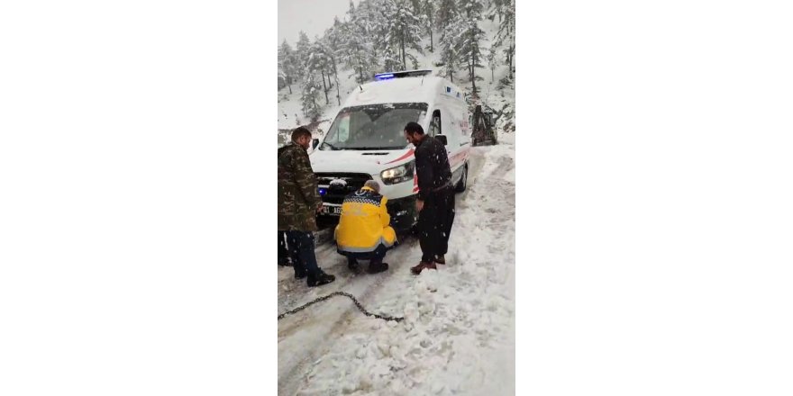 Karda mahsur kalan ambulansı köylüler traktörle çekerek yaralıya ulaştırdı