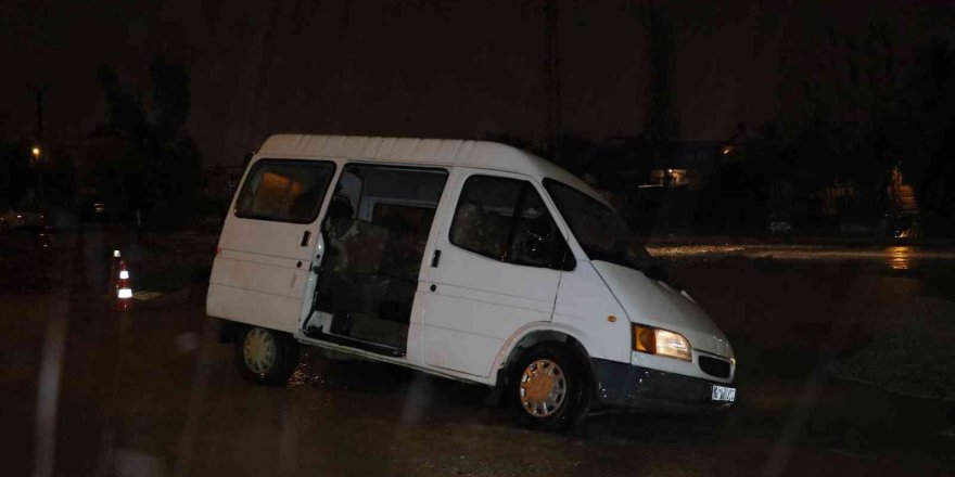 Adana’da sağanak yağış sebebiyle yol çöktü, bir araç mahsur kaldı