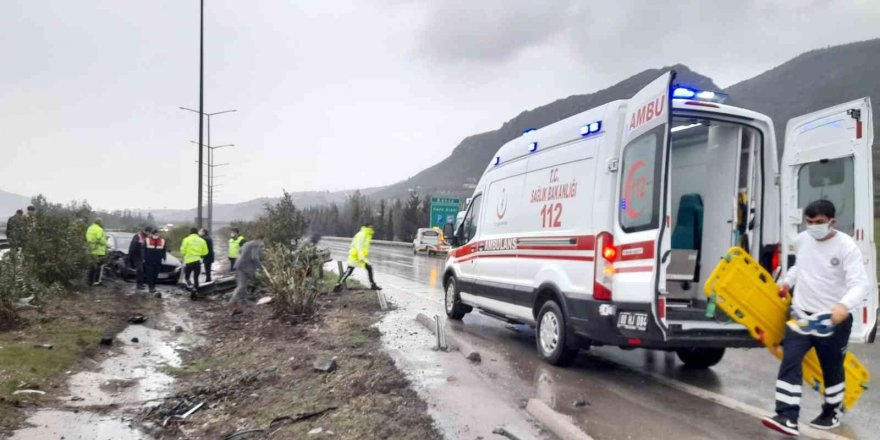 Yağmurlu havada kayan otomobil bariyerlere çarptı