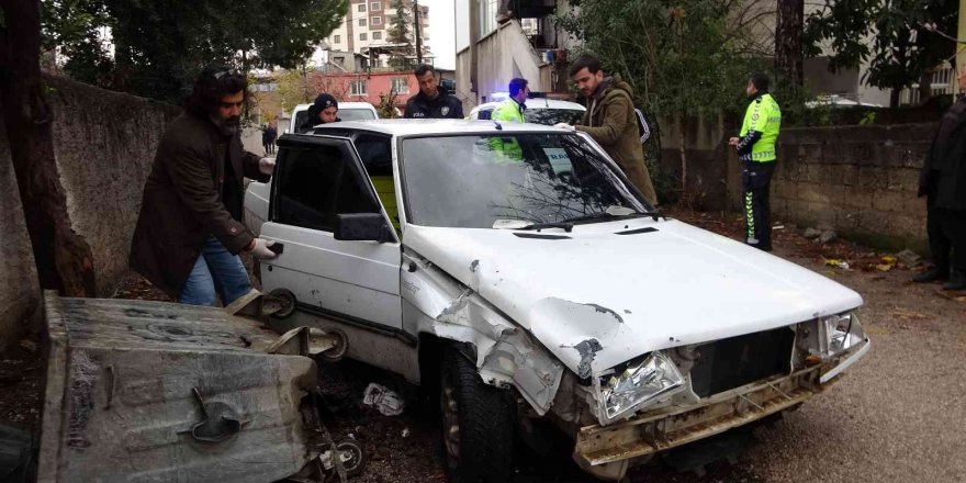 "Dur" ihtarına uymadı, polis aracına çarpıp kaçtı