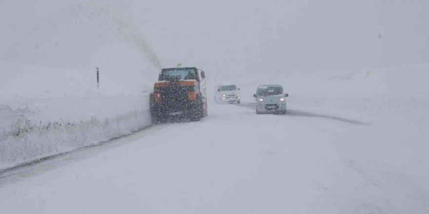 Antalya-Konya karayolunda kar kalınlığı 50 santimetreye ulaştı