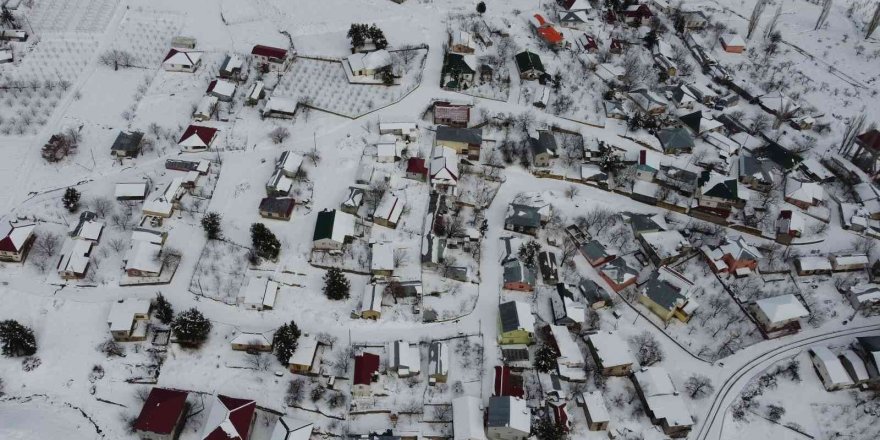 Toroslar beyaza büründü, gezmeye gelenler karın keyfini çıkardı