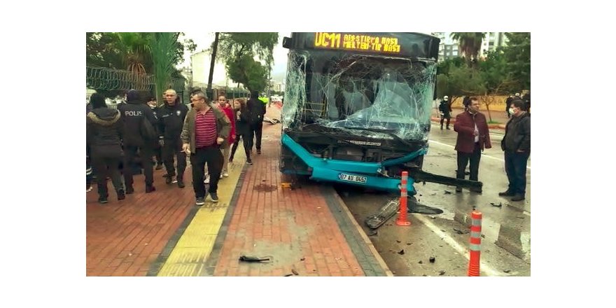 Freni patlayan şehiriçi yolcu otobüsü kontrolden çıktı: 5 yaralı