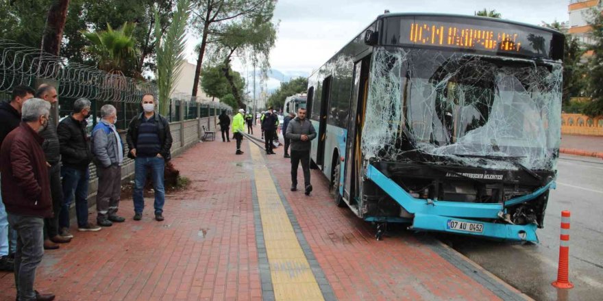 Freni patlayan şehiriçi yolcu otobüs kontrolden çıkıp  9 araca çarptı: 5 yaralı