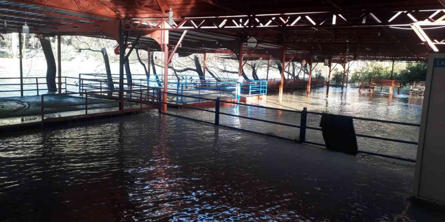 Antalya’da şiddetli yağış ırmak kenarındaki restoranları sular altında bıraktı