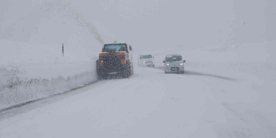 Antalya -Konya karayolunda kar kalınlığı 1 metreyi geçti