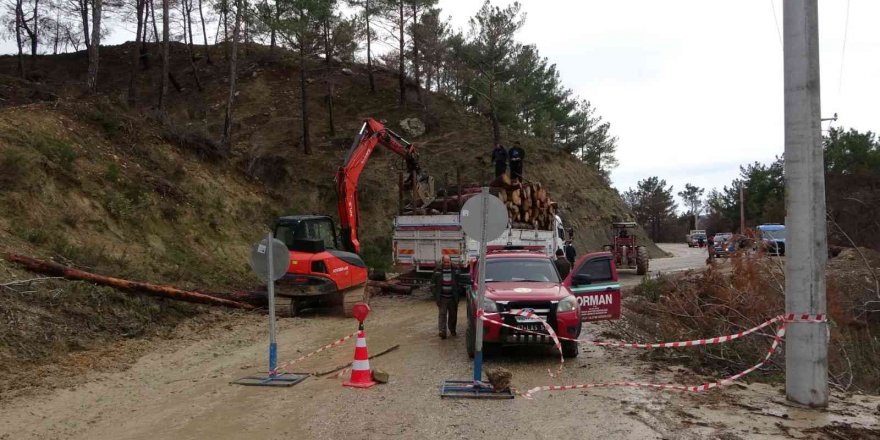 Manavgat’ta aşırı yağış heyelana sebep oldu, karayolu çöktü