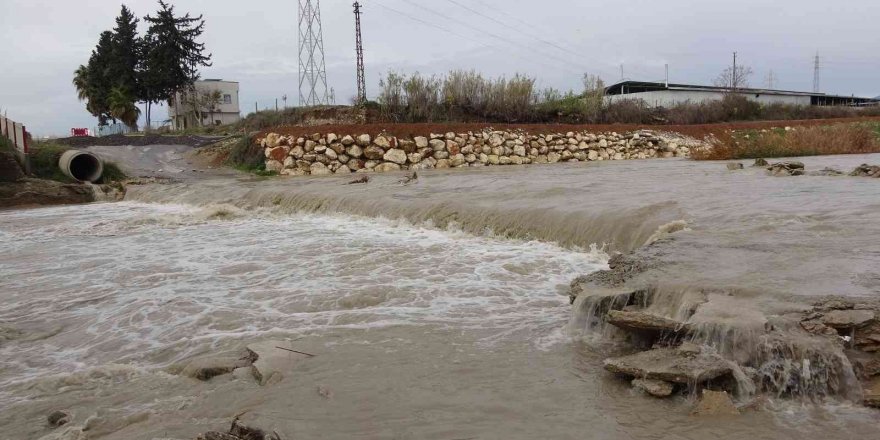 Belediye o yolu kapattı