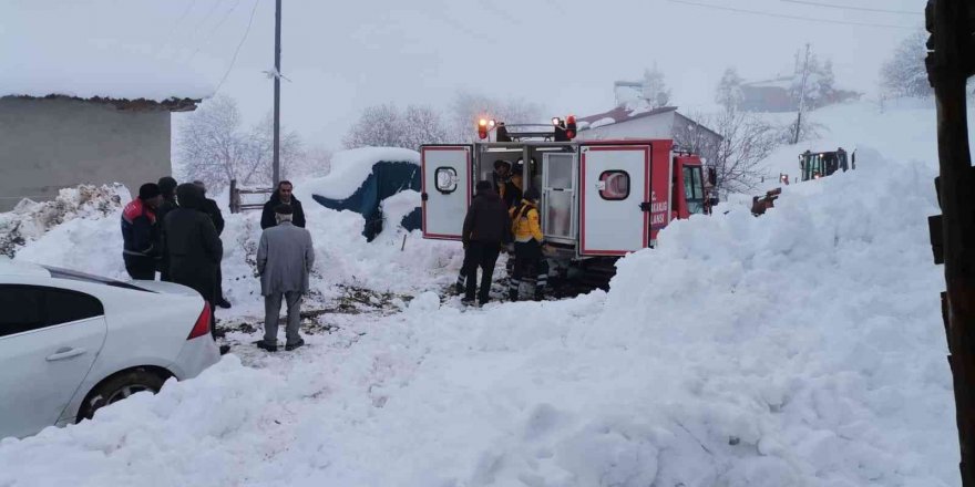 Yaşlı hastanın yardımına paletli ambulans yetişti