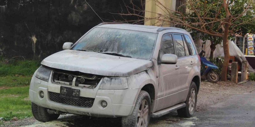 Otomobildeki yangına çeşme hortumuyla müdahale