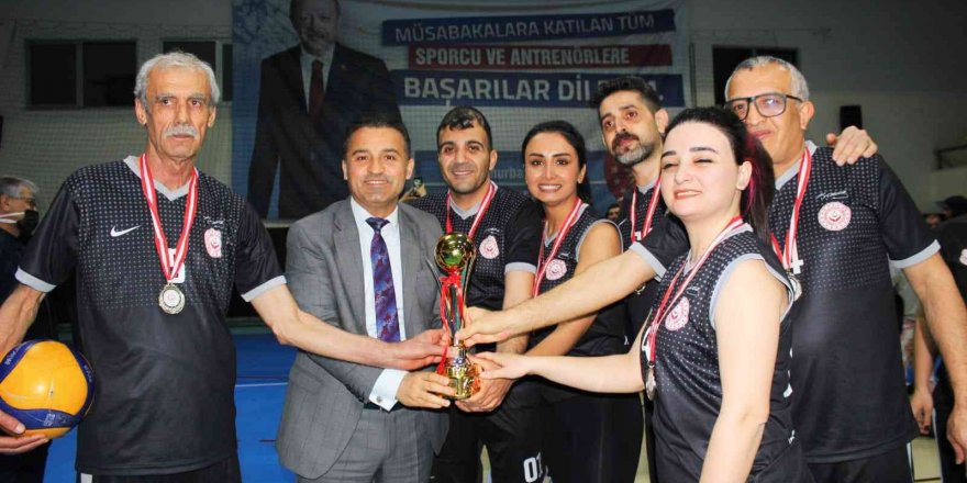 Voleybol turnuvasında Adana Çocuk Evleri Sitesi şampiyon oldu