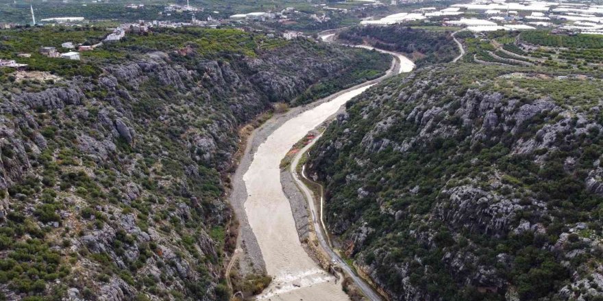 Yağışlar umut verdi, yazın kuruyan Alata Deresi denizle buluştu
