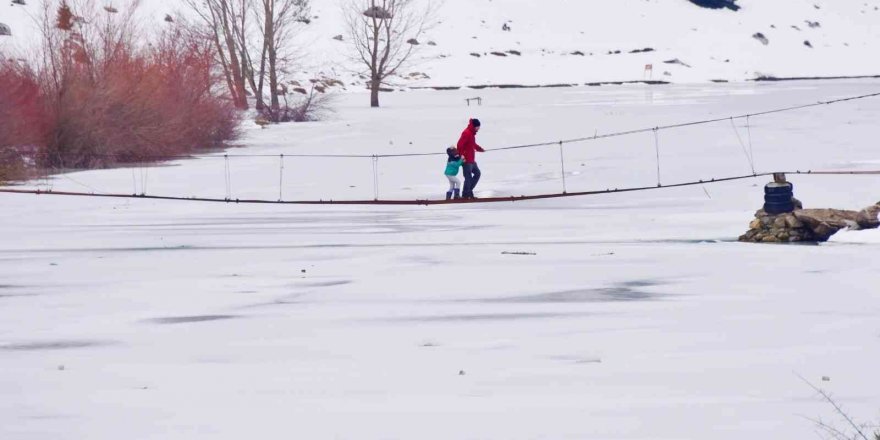 Kargaçayırı Gölü buz tuttu
