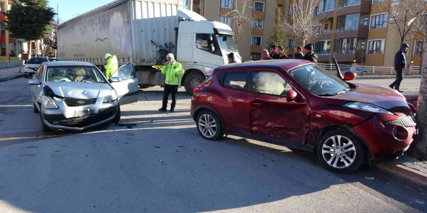 Kavşaktaki kaza sonrası araçtan kızını alıp kendini dışarı attı: 3 yaralı