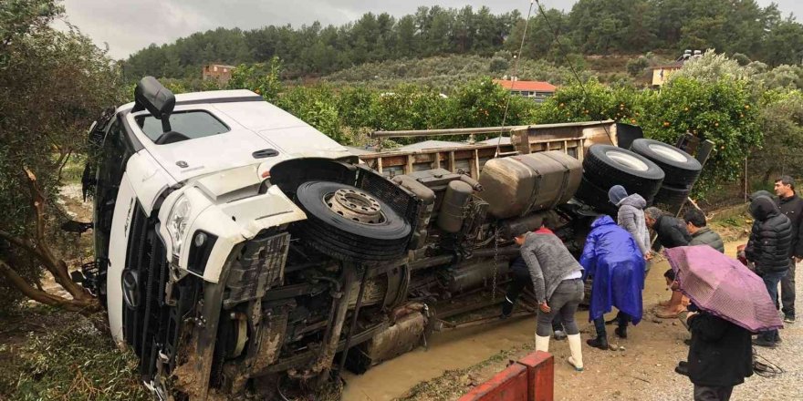 Süt kamyonu kanala devrildi, 7 ton süt döküldü