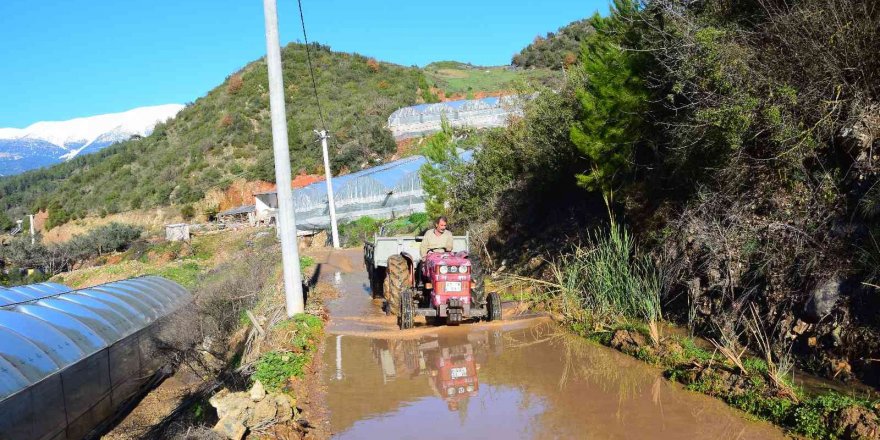 Antalya’da vatandaşlar bozulan yolları imece usulü ile yapıyor