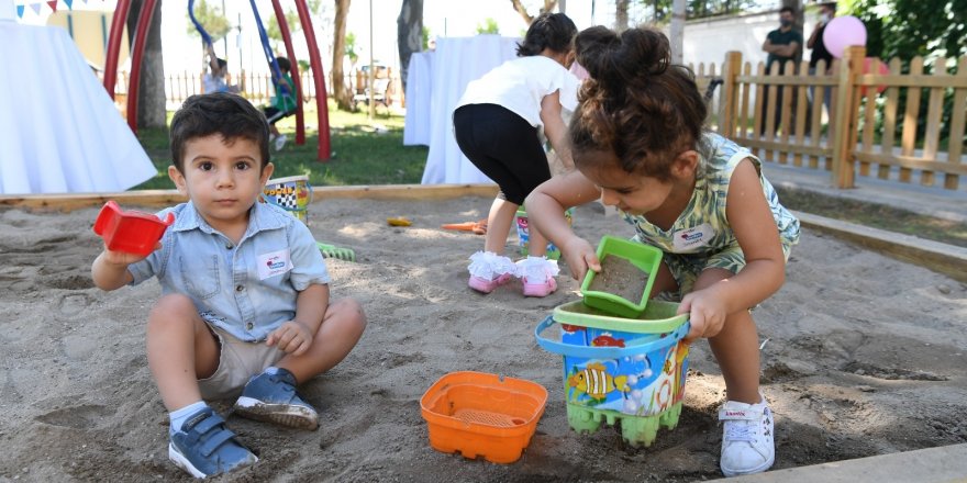 Bebeklere özel parkın açılış kurdelesini çocuklar kesti,