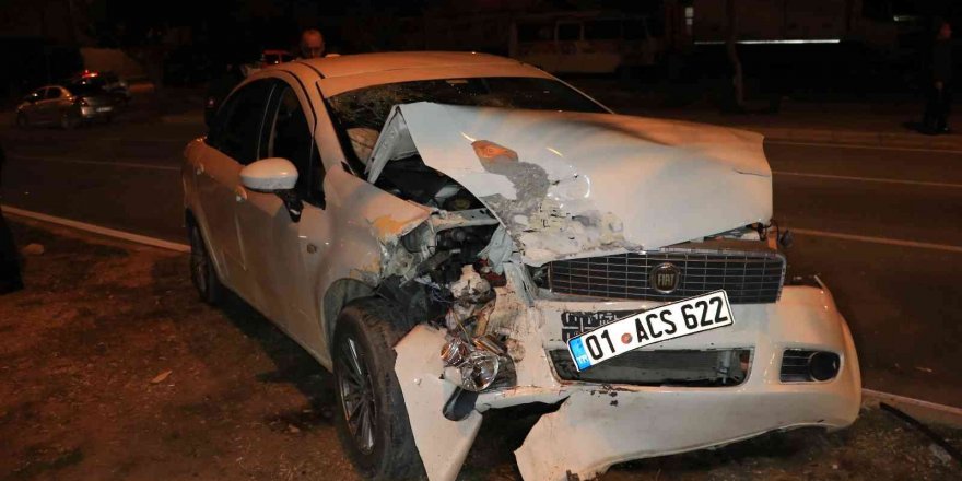 Adana’da otomobil refüjdeki ağaca çarptı: 3 yaralı