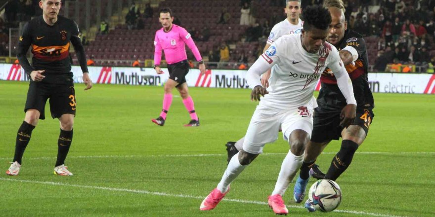 Spor Toto Süper Lig: A. Hatayspor: 1 - Galatasaray: 2 (İlk yarı)