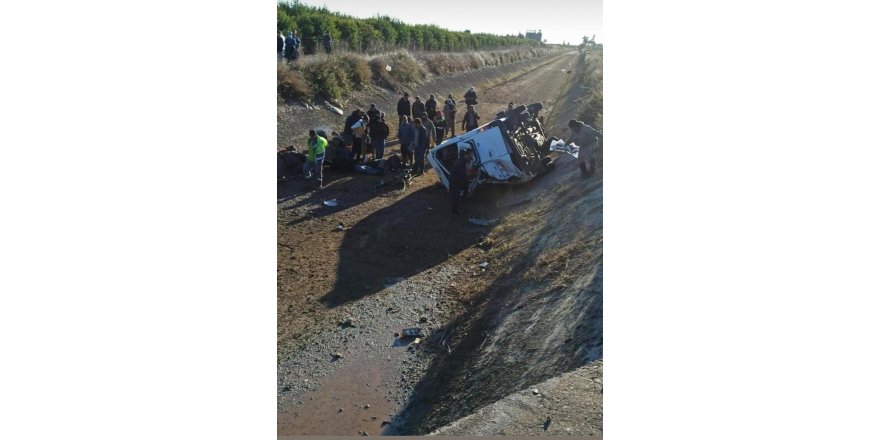 Adana’da tarım işçilerini taşıyan minibüs devrildi: 1 ölü, 10 yaralı