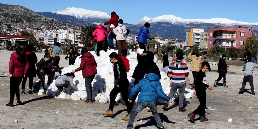 Adana’da öğrencilerin kar sevinci