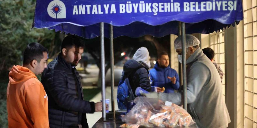 Final sınavlarına hazırlanan üniversite öğrencilerinin çorbası Büyükşehir’den