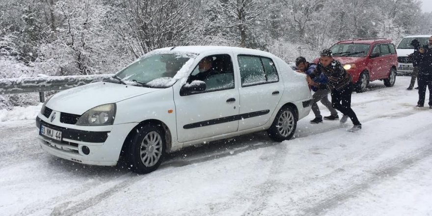 Mersin’de kar bastırdı, çok sayıda araç mahsur kaldı