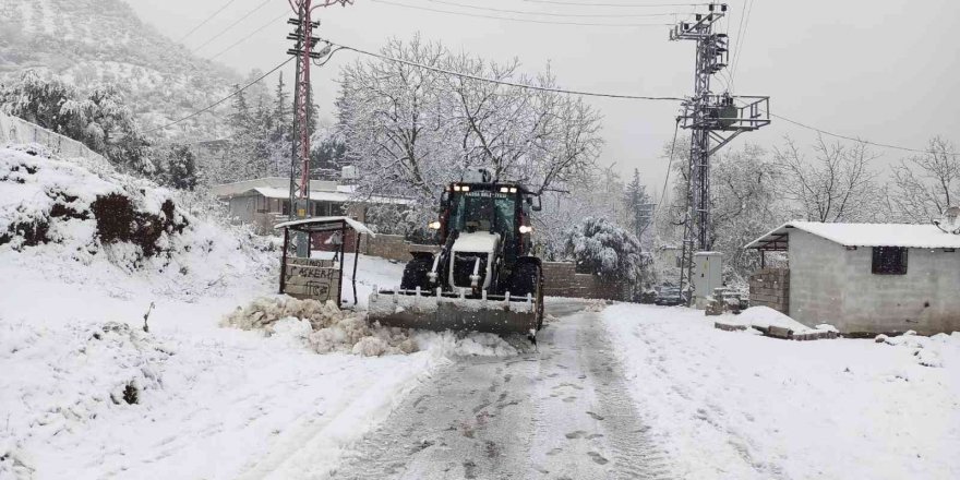 Hatay’da kar yağışı nedeniyle ahır çöktü, 10 hayvan telef oldu