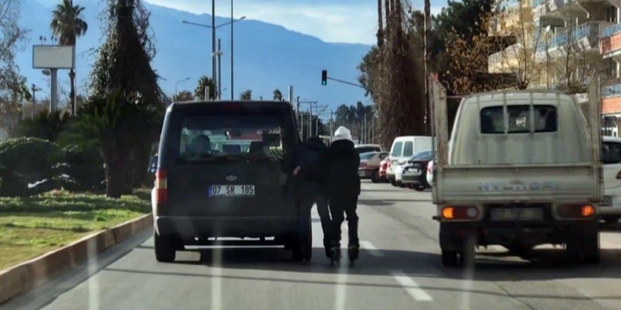 Araca tutunan patenli arkadaşına sarılarak kazaya davetiye çıkardı