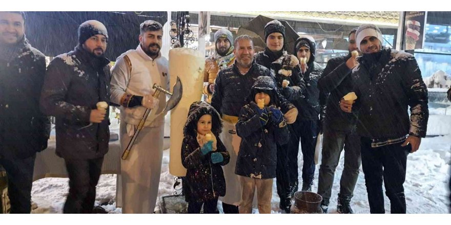 Karlı Havada Vatandaşa Dondurma İkramı