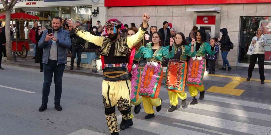 Yaya önceliğine dikkat çekmek için, yaya geçidinde folklor oynadılar