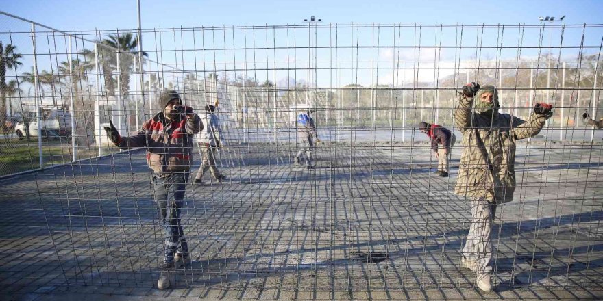 Beach Park’taki tenis ve basketbol sahalarına yenileme çalışması