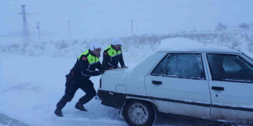 Kahramanmaraş’ta yolda kalan vatandaşlara yardım