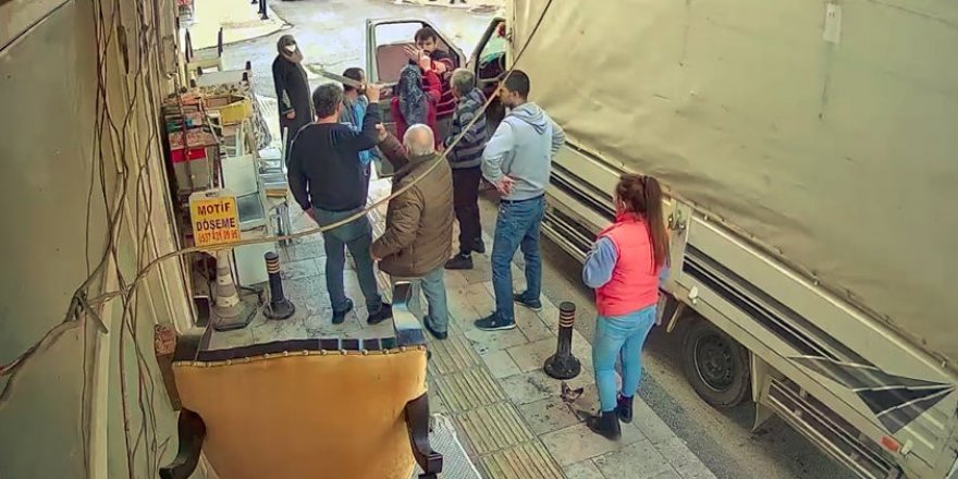 Koltuk döşemecisi ile nakliyeci arasındaki tartışma testereli sopalı kavgaya dönüştü